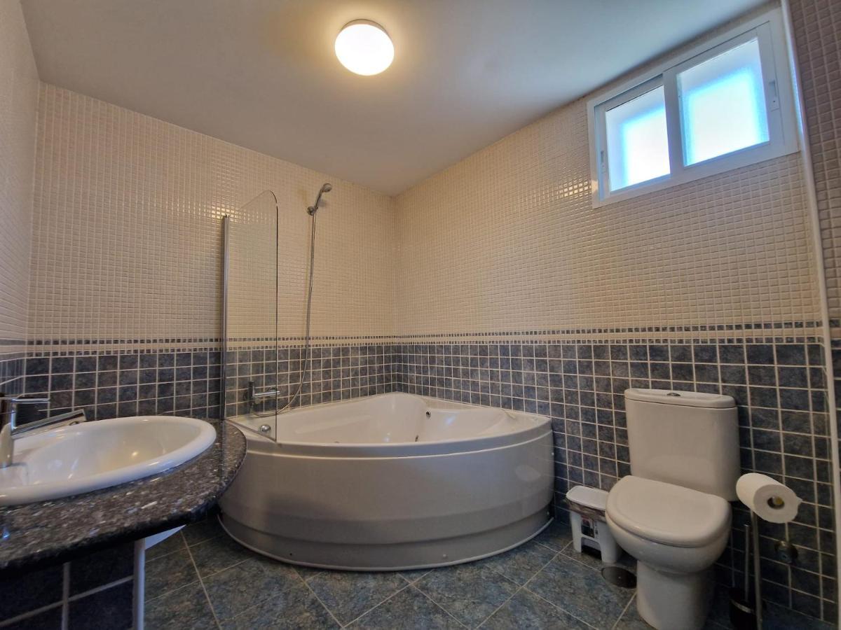 Amplio Y Centrico Piso En O Grove Apartment ภายนอก รูปภาพ